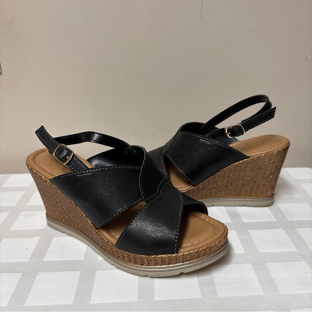Bella Vita Women's Leather Wedge Sandle  Black In Size 6W
